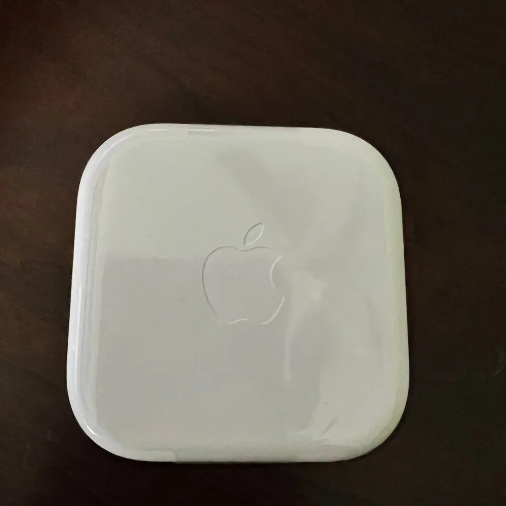 APPLE‎ Wired EarPods w/Remote, Microphone & 3.5MM Plug (NEW IN CASE & UNUSED)